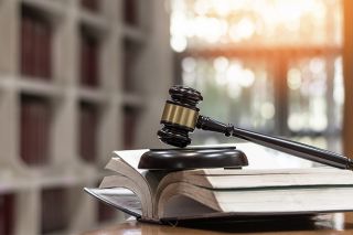 Foto: Richterhammer auf Gesetzbuch